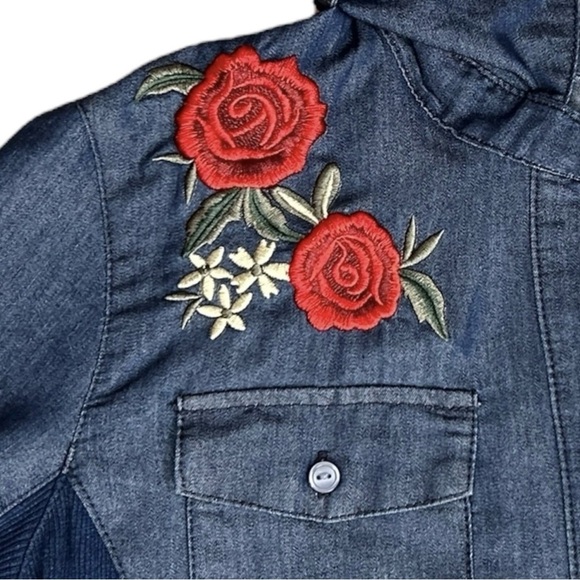 CAVALINI Blue Chambray Red Rose Embroidered Top Roll Tab Sleeve Button Up sz S - Picture 8 of 9